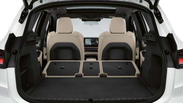 BMW Серија 2 Active Tourer U06 2021 Mineral White бела металик боја багажник