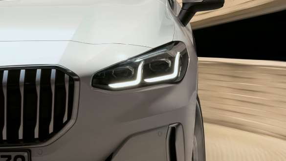 BMW Серија 2 Active Tourer со LED предни светла U06 2021 Mineral White бела металик боја крупен кадар однапред