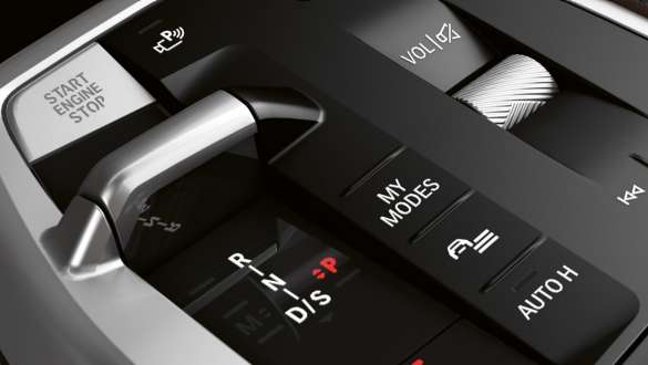 BMW Серија 2 Active Tourer U06 2021 режими на возење копчиња на централната конзола одблизу 