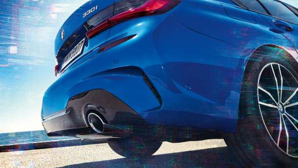 BMW Серија 3 Седан, M Sport диференцијал. Страничен поглед на задниот дел на BMW Серија 3 Седан одоздола.