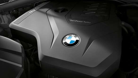 BMW Серија 3 Седан, BMW TwinPower турбо 4-цилиндричен бензински мотор. Крупен кадар на BMW TwinPower турбо 4-цилиндричен бензински мотор во BMW Серија 3 Седан.