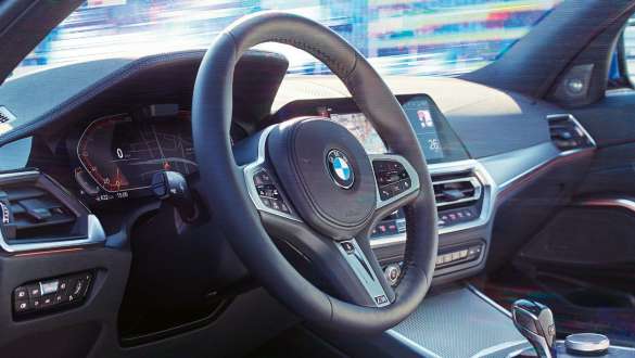 BMW Серија 3 Седан, варијабилно спортско управување. Детален страничен поглед на кабината на BMW Серија 3 Седан со фокус врз управувачот со варијабилно спортско управување.