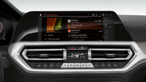 BMW 3 Series Седан, Connected Music Frontal close-up of the cockpit display of the BMW 3 Series Седан with Connected Music.