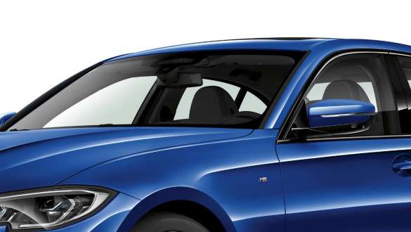 BMW Серија 3 Седан, BMW акустично стакло. Тричетвртински страничен кадар на BMW Серија 3 Седан со фокус врз предниот и страничниот прозорец со акустично стакло.