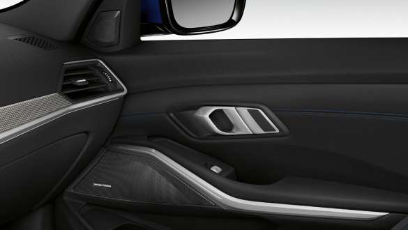BMW Серија 3 Седан, Harman Kardon сараунд звучен систем. Крупен кадар на внатрешната патничка врата осветлена со вграден звучник од Harman Kardon сараунд звучниот систем.