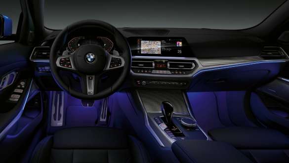BMW Серија 3 Седан, амбиентално светло. Преден поглед на возачката кабина на BMW Серија 3 Седан со простор за нозе осветлен од амбиентално светло во сина боја.