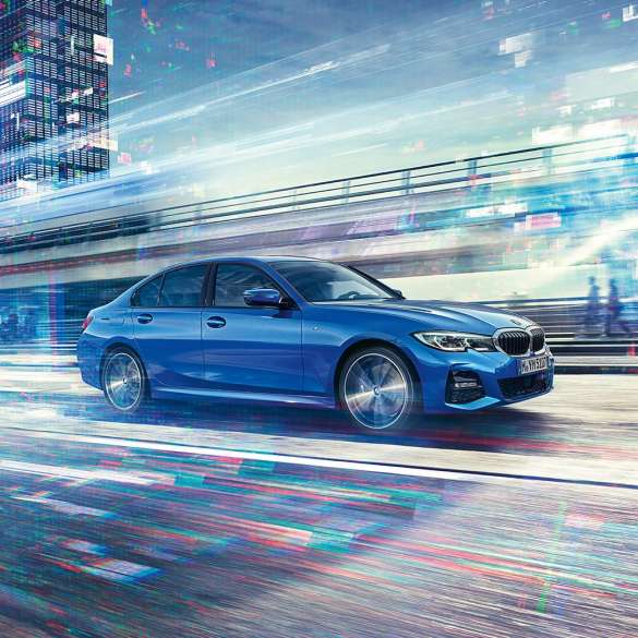 BMW Серија 3 Седан, страничен поглед во возење. Страничен кадар на BMW Серија 3 Седан во возење дење во урбана средина.