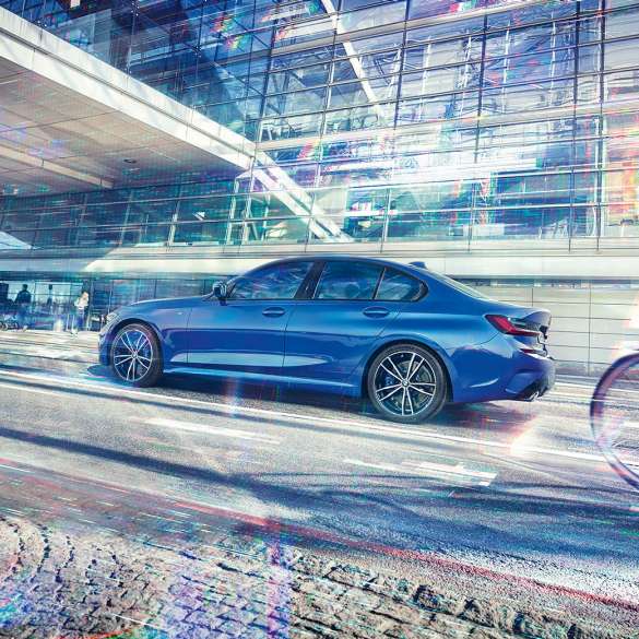 BMW Серија 3 Седан, страничен поглед. Замрзнат страничен кадар од BMW Серија 3 Седан дење пред стаклена зграда.
