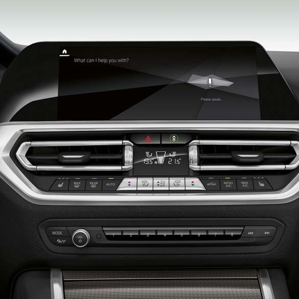 BMW Серија 3 Седан, BMW Intelligent Personal Assistant. Крупен кадар на дисплејот со BMW Intelligent Personal Assistant во возачката кабина на BMW Серија 3 Седан.