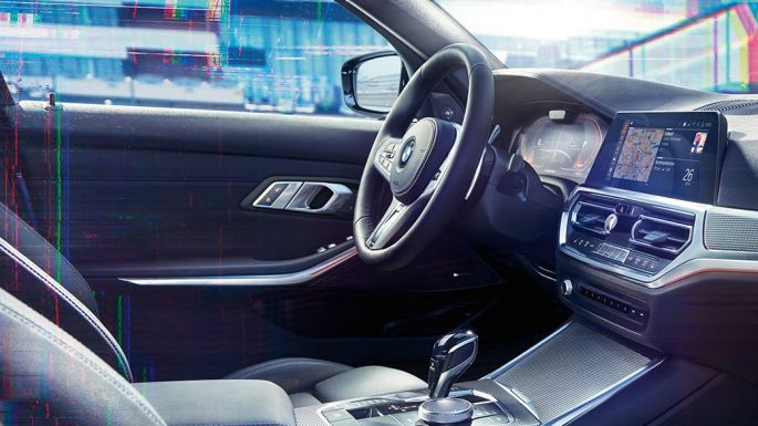 BMW Серија 3 Седан, M инструмент-табла. Крупен кадар на внатрешноста на BMW Серија 3 Седан со страничен поглед на возачката кабина и комбинација на инструмент таблата со M специфичен дисплеј.