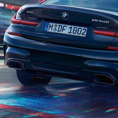 BMW Серија 3 Седан, M цевки за издувни гасови. Крупен кадар на задниот дел на BMW Серија 3 Седан со M специфични цевки за издувни гасови во Cerium grey металик боја.