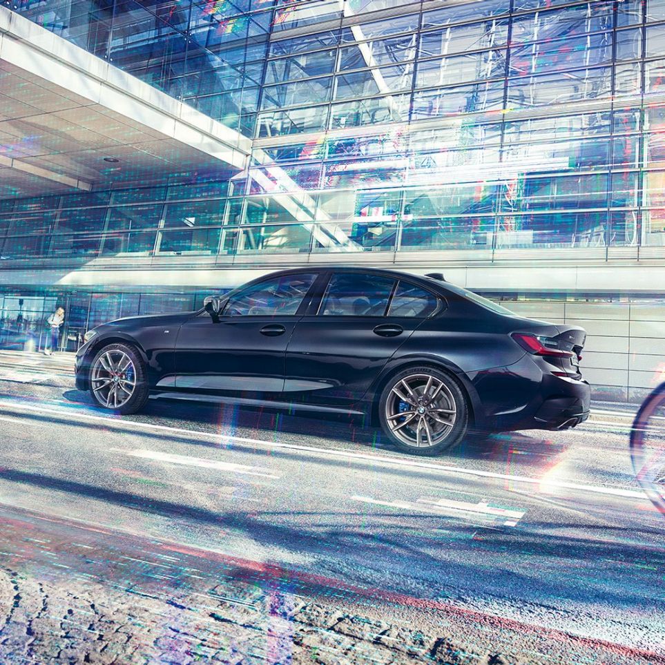 BMW Серија 3 Седан, BMW M340i xDrive. Страничен поглед на BMW M340i xDrive пред урбана зграда.