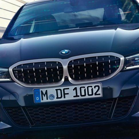 BMW Серија 3 Седан, BMW двојна полукружна маска. Преден крупен кадар на BMW двојната полукружна маска со мрежест дизајн на BMW Серија 3 Седан M340i xDrive.