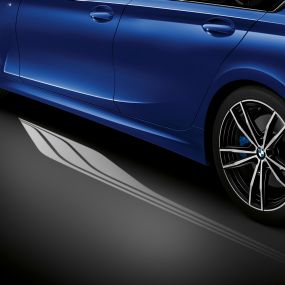 BMW Серија 3 Седан, Welcome Light Carpet. Детален страничен поглед на отворената врата на возачката страна со Welcome Light Carpet.