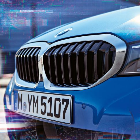 BMW Серија 3 Седан, двојна полукружна рамка. Крупен страничен поглед на BMW Серија 3 Седан двојната полукружна маска.