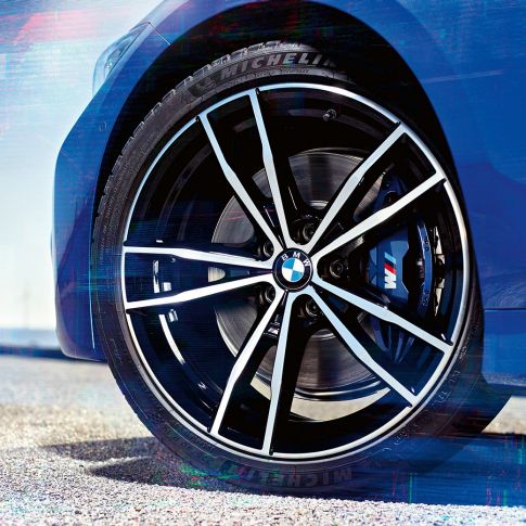 BMW Серија 3 Седан, тркала од лесна легура 791 M. Крупен кадар на 19-инчните M тркала од лесна легура 791 M Jet Black на BMW Серија 3 Седан.