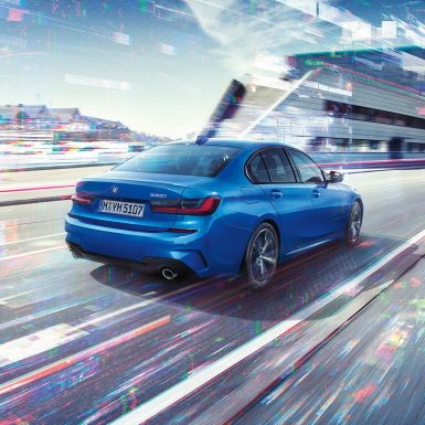 BMW Серија 3 Седан, страничен заден кадар. Тричетвртински заден кадар на BMW Серија 3 Седандење пред урбана средина.