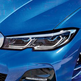 BMW Серија 3 Седан, BMW ласерско светло. Страничен крупен кадар на десните предни светла со BMW ласерско светло.
