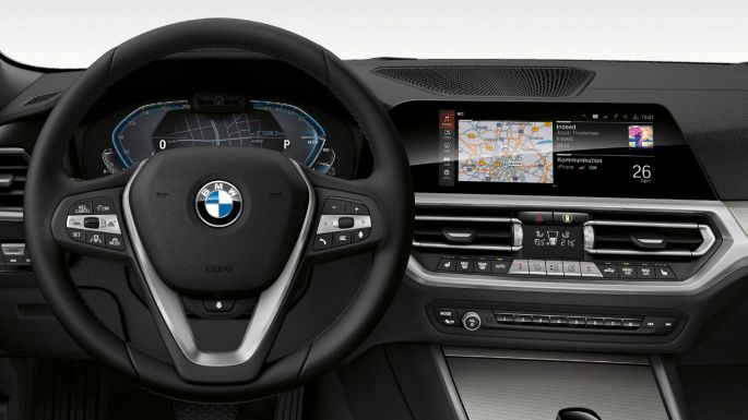 BMW Серија 3 Седан, 330e возачка кабина. Детален преден поглед на возачката кабина на BMW Серија 3 Седан со i-специфичен дисплеј.