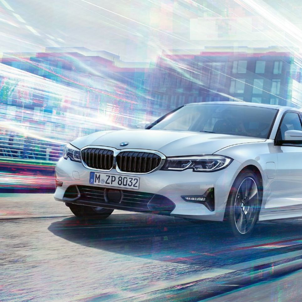 BMW Серија 3 Седан 330e во возење. BMW Серија 3 Седан 330e во возење наспроти урбана заднина.