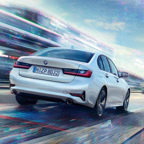 BMW Серија 3 Седан, 330e заден поглед. Тричетвртински заден поглед на BMW Серија 3 Седан 330e во возење.