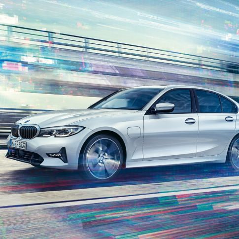 BMW Серија 3 Седан, страничен поглед на BMW Серија 3 Седан 330e во возење. Страничен поглед на BMW Серија 3 Седан 330e пред урбана заднина.