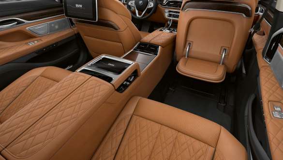 BMW Серија 7 Седан Executive Lounge BMW Серија 7 Седан Executive Lounge: простор за седење во задниот дел со највисок комфор