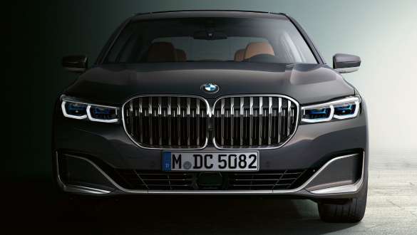 BMW Серија 7 Седан преден браник BMW Серија 7 Седан: преден поглед, крупен кадар на преден браник