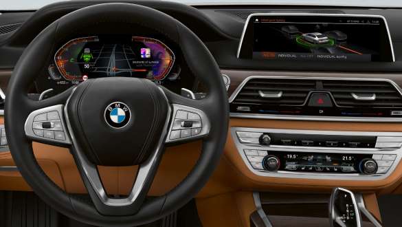 BMW Серија 7 Седан: Driving Assistant Professional BMW Серија 7 Седан: Дисплеј и инструмент табла на кои е прикажан Driving Assistant Professional