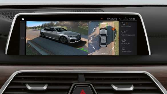 BMW Серија 7 Седан: Parking Assistant Plus BMW Серија 7 Седан: дисплеј на кој е претставен Parking Assistant Plus