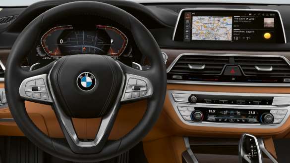 BMW Серија 7 Седан: BMW Live Cockpit Professional BMW Серија 7 Седан: дисплеј на кој е прикажан BMW Live Cockpit Professional