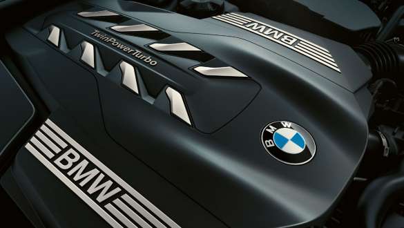 BMW TwinPower турбо 8-цилиндричен бензински мотор BMW Серија 7 Седан: крупен кадар на BMW TwinPower турбо 8-цилиндричен бензински мотор