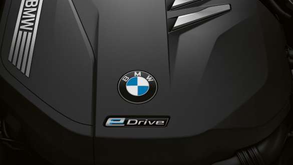 BMW Серија 7 Седан електричен мотор BMW Серија 7 Седан: крупен кадар на електричен мотор со eDrive ознака