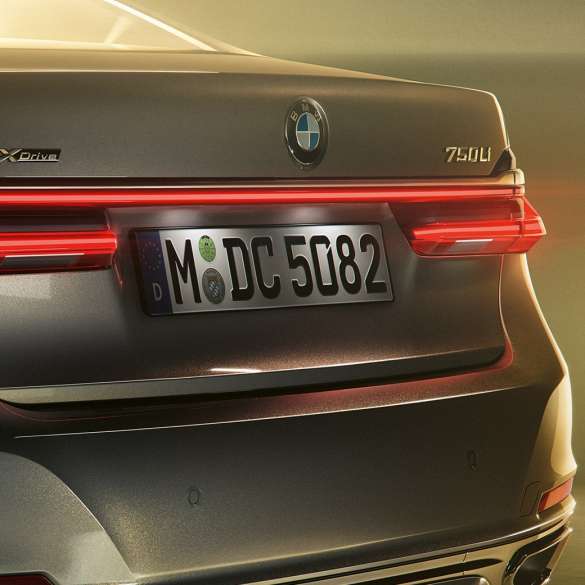 BMW Серија 7 Седан: 750Li ознака BMW Серија 7 Седан: крупен кадар на 750Li ознака на задниот дел
