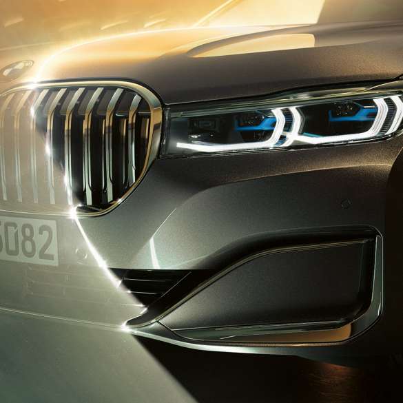 BMW Серија 7 Седан полукружна маска и ласерско светло BMW Серија 7 Седан: крупен кадар на предниот дел со голема полукружна маска и ласерско светло