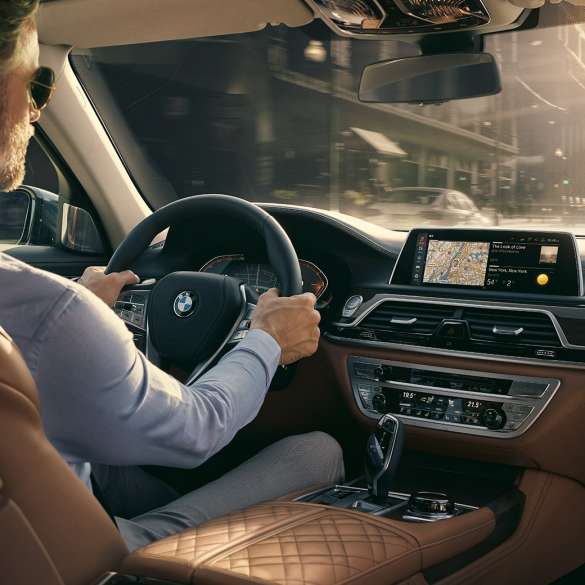 BMW Серија 7 Седан Connectivity елементи BMW Серија 7 Седан: човек седи во BMW и употребува Connectivity елементи