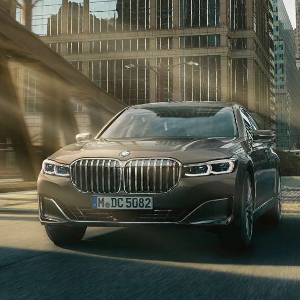 BMW Серија 7 Седан Системи за помош при возење Системи за помош при возење: BMW Серија 7 Седан вози во урбана средина
