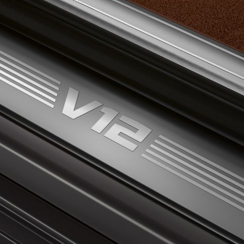 BMW праг со V12 ознака BMW M760Li xDrive: крупен кадар на прагот со V12 ознака
