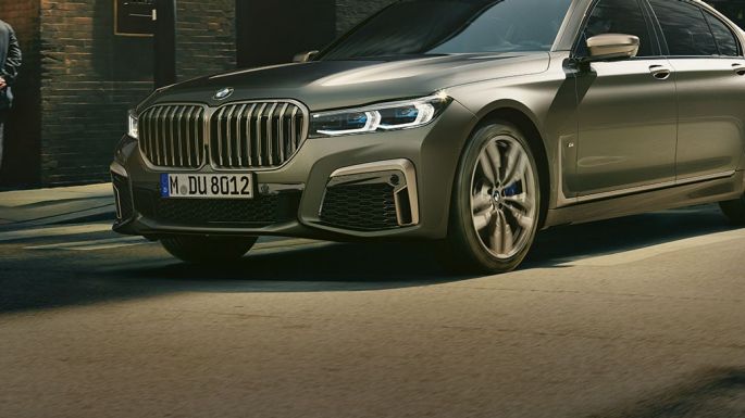 BMW M760Li xDrive во урбана средина BMW M760Li xDrive во страничен преден поглед на улица во урбана средина