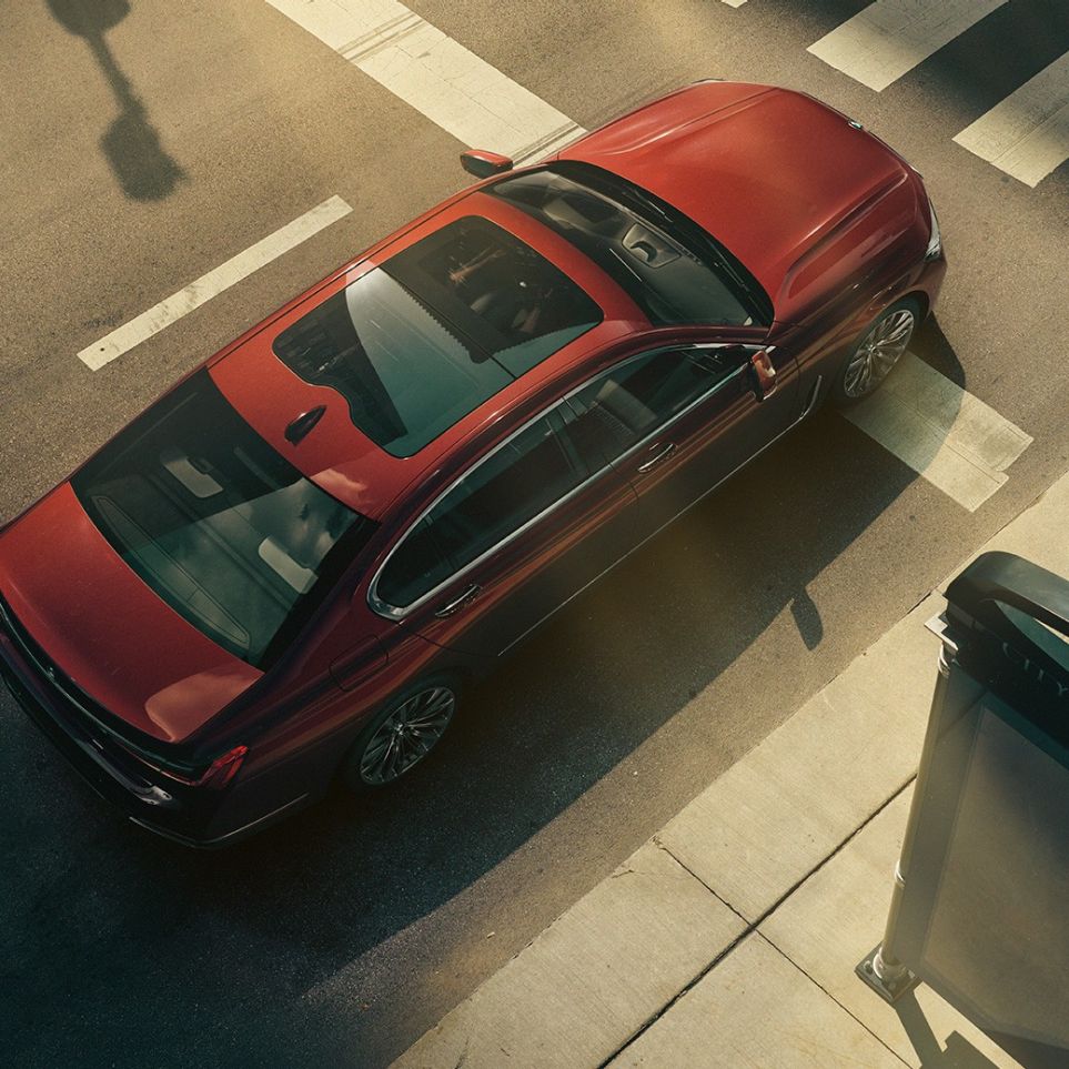 BMW Individual Серија 7 Седан, птичја перспектива BMW Individual Серија 7 Седан во црвена боја од птичја перспектива
