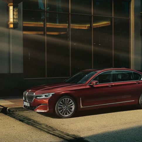 BMW Individual Серија 7 Седан, страничен поглед BMW Individual Серија 7 Седан во црвена боја пред урбана средина