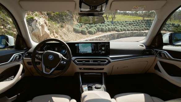 Кабина BMW i4 G26 2021 Кабина BMW i4 G26 2021 поглед на внатрешноста