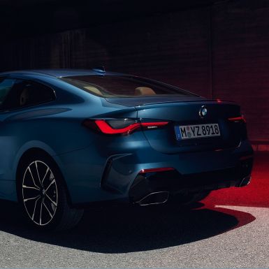 Three quarter rear view rear lights BMW M440i xDrive Coupé G22 2020 BMW M440i xDrive Coupé Arctic Race Blue metallic G22 2020 three-quarter rear view rear lights