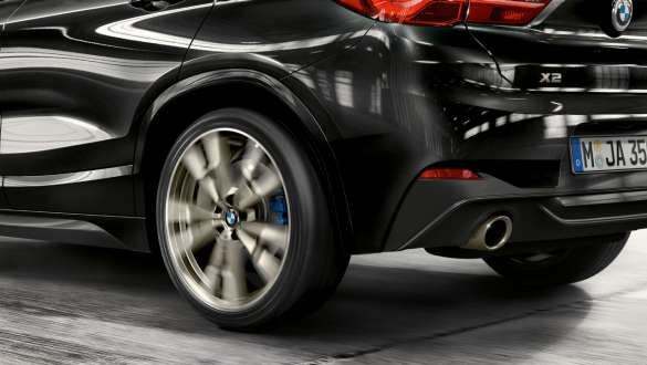BMW xDrive BMW X2 M35i (F39) BMW xDrive BMW X2 M35i (F39) Sapphire Black metallic одзади одблиску