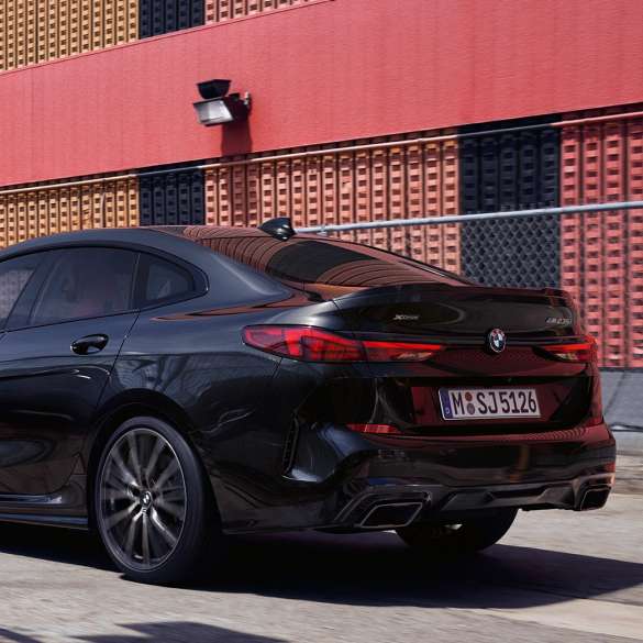 BMW M235i xDrive Gran Coupé три-четвртини страничен поглед BMW M235i xDrive Gran Coupé 2020 Black Sapphire металик F44 три-четвртини страничен поглед екстериер