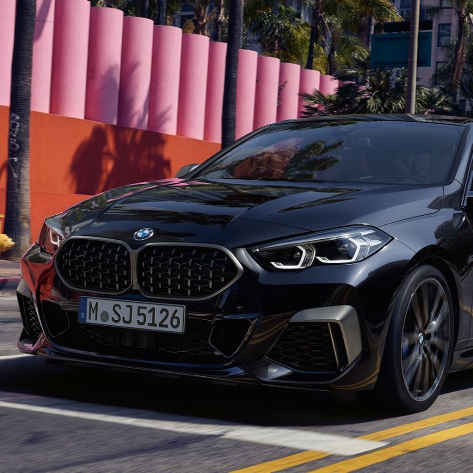 Преден дизајн BMW M235i xDrive Gran Coupé Преден дизајн BMW M235i xDrive Gran Coupé 2020 Black Sapphire металик F44 три-четвртини поглед напред
