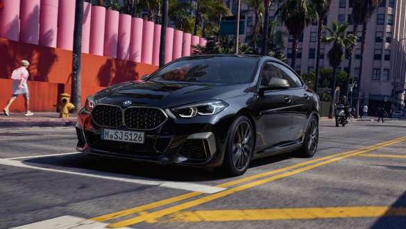 BMW M235i xDrive Gran Coupé со Performance Control BMW M235i xDrive Gran Coupé со Performance Control Black Sapphire металик F44 три-четвртини преден поглед