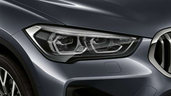 BMW X1 F48 LCI адаптивни ЛЕД светла BMW X1 F48 LCI поглед одблиску на адаптивните ЛЕД светла