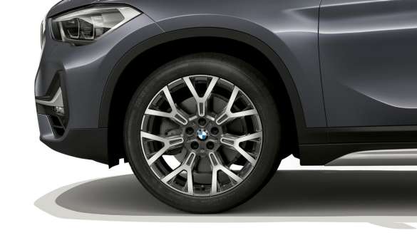 BMW X1 F48 LCI 19 инчни тркала од лесна легура BMW X1 F48 LCI поглед одблизу на 19 инчни тркала од лесна легура