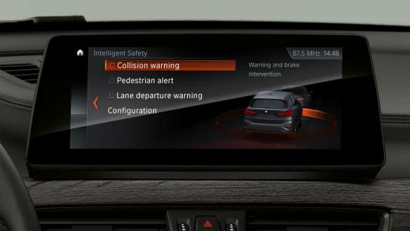 BMW X1 F48 Driving Assistant Plus на дисплејот и контролите BMW X1 F48 LCI внатрешност со фокус на Driving Assistant Plus на дисплејот и контролите